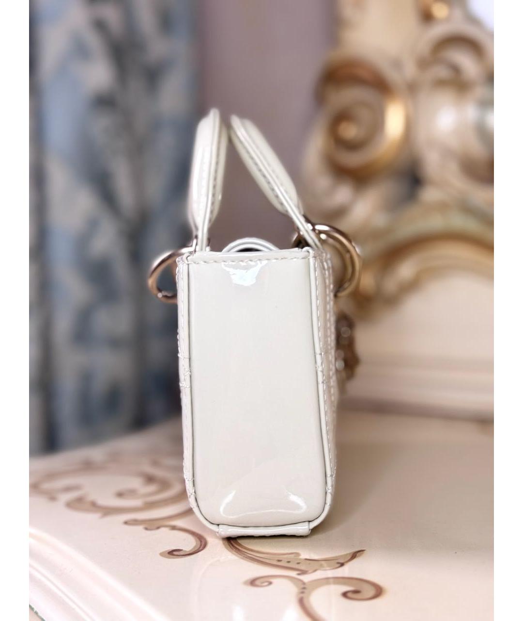 CHRISTIAN DIOR Белая сумка с короткими ручками из лакированной кожи, фото 5