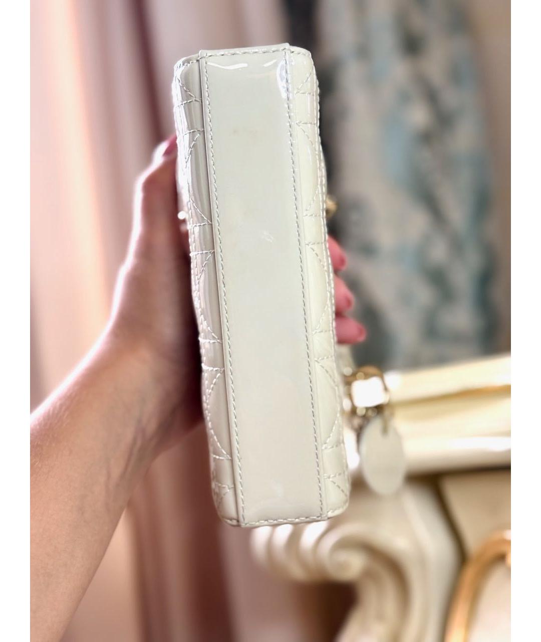 CHRISTIAN DIOR Белая сумка с короткими ручками из лакированной кожи, фото 7