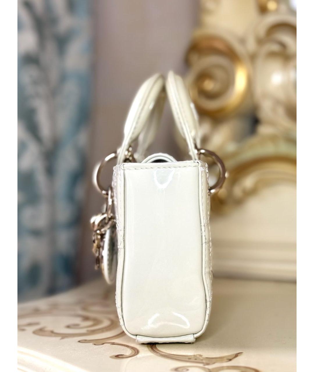 CHRISTIAN DIOR Белая сумка с короткими ручками из лакированной кожи, фото 6