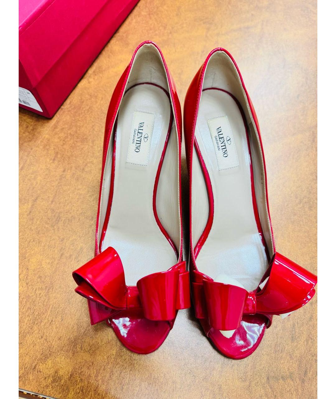 VALENTINO Красные кожаные босоножки, фото 2