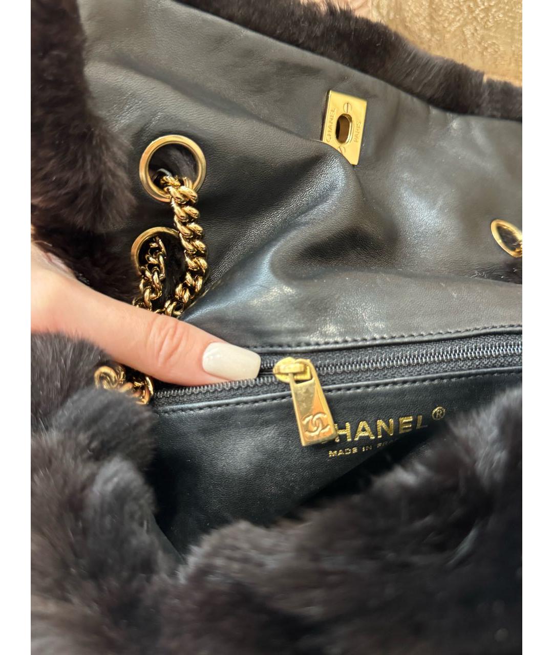 CHANEL Черная меховая сумка с короткими ручками, фото 3