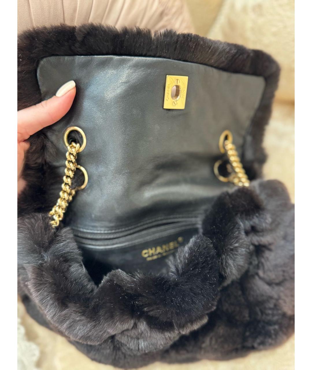 CHANEL Черная меховая сумка с короткими ручками, фото 6