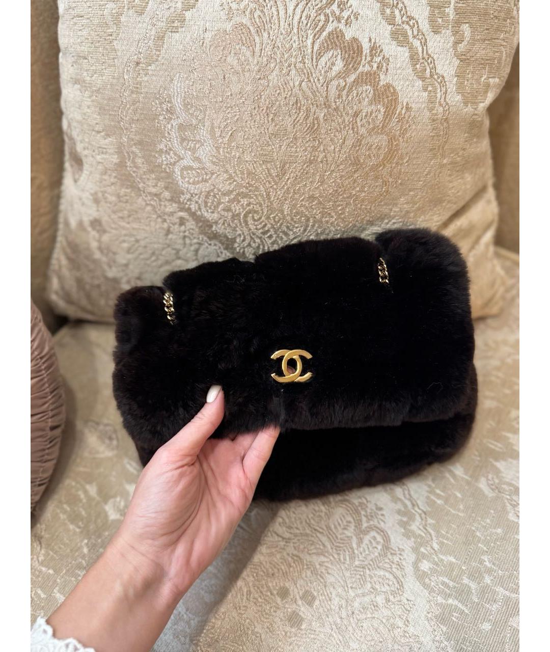 CHANEL Черная меховая сумка с короткими ручками, фото 5