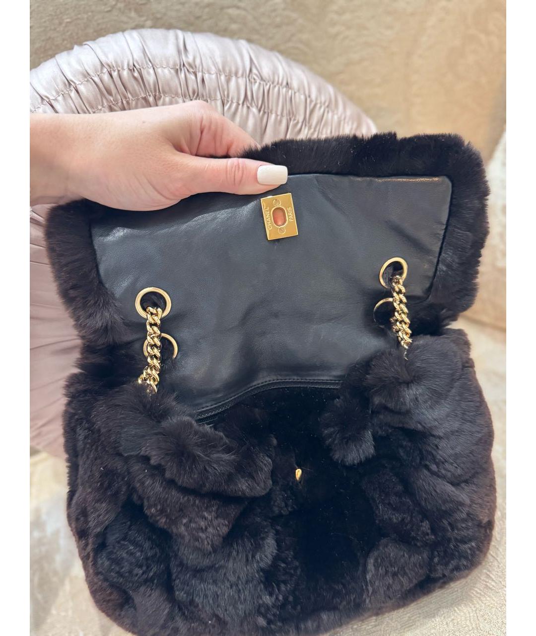 CHANEL Черная меховая сумка с короткими ручками, фото 4