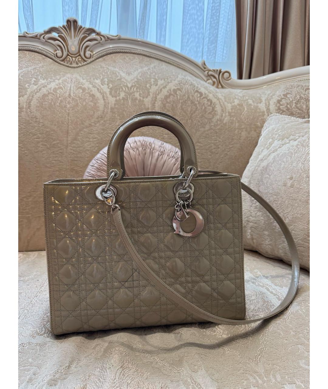 CHRISTIAN DIOR Серая сумка с короткими ручками из лакированной кожи, фото 5