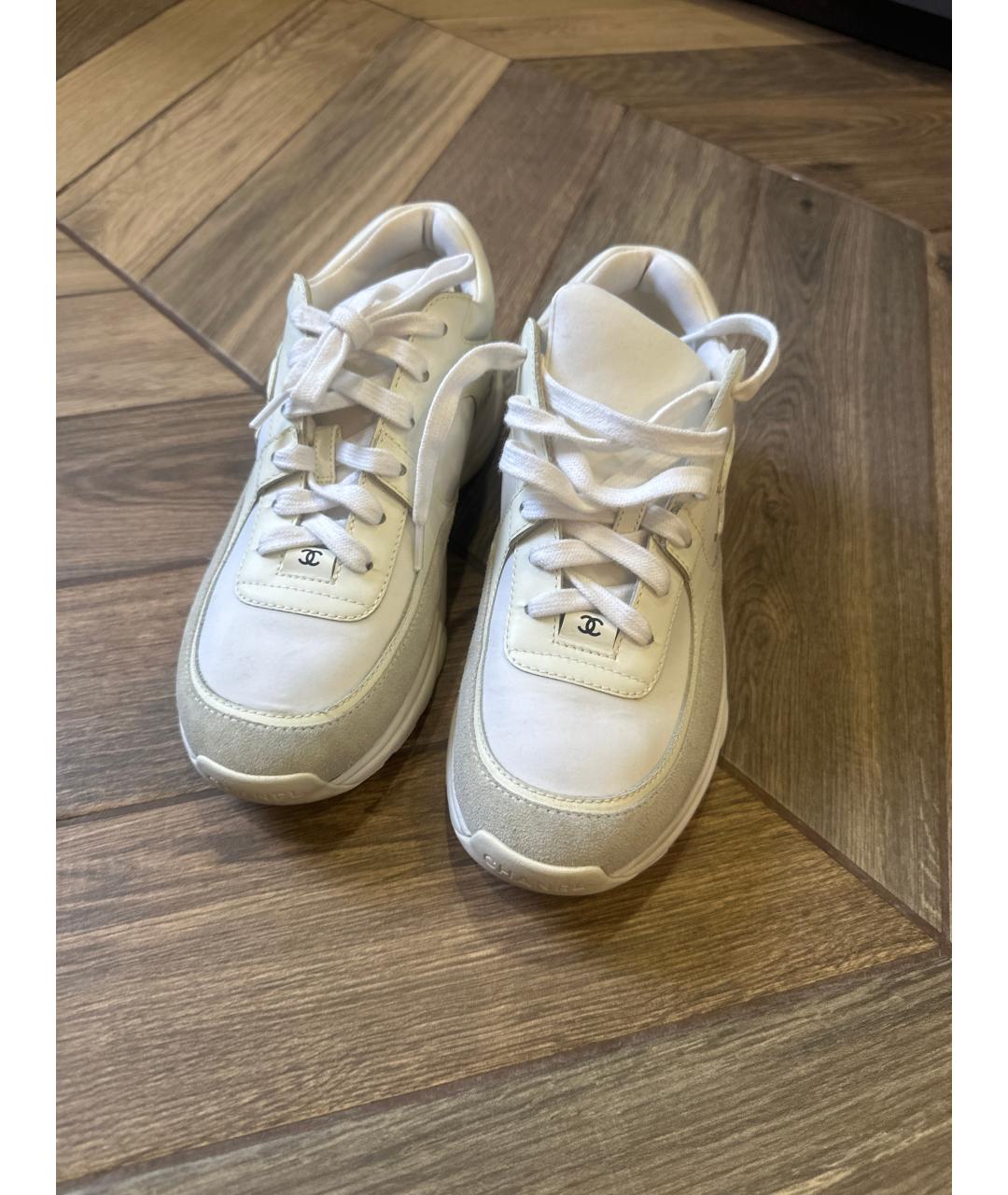 CHANEL Белые замшевые кроссовки, фото 2