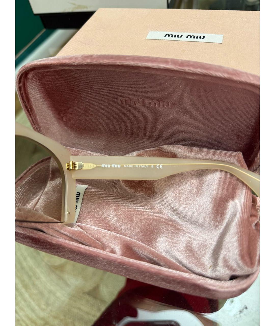 MIU MIU Бежевые пластиковые солнцезащитные очки, фото 2