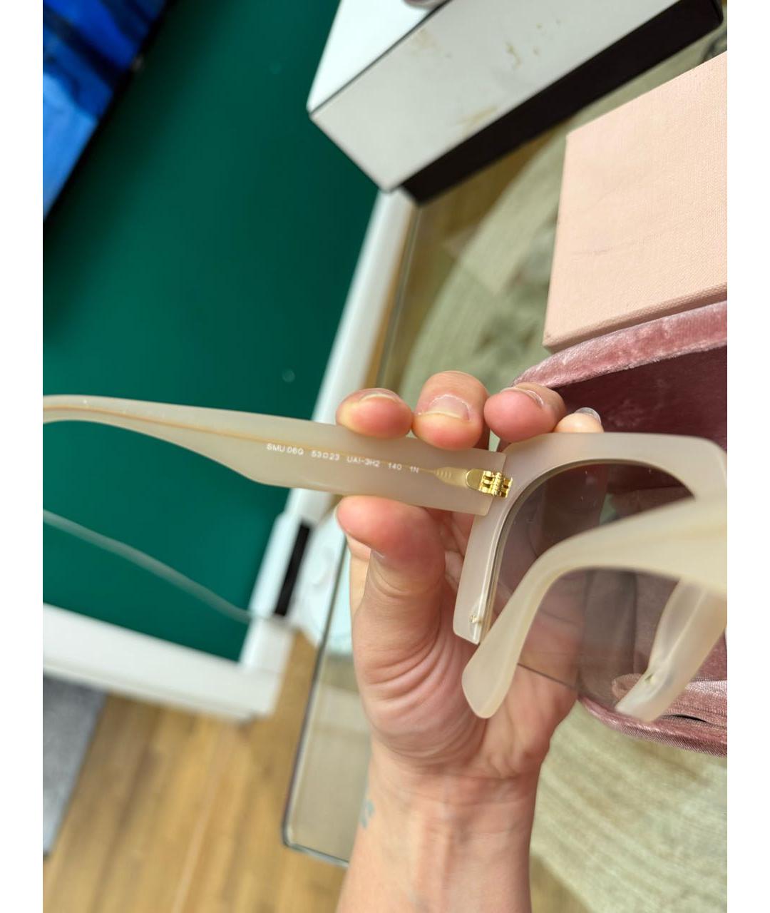 MIU MIU Бежевые пластиковые солнцезащитные очки, фото 3