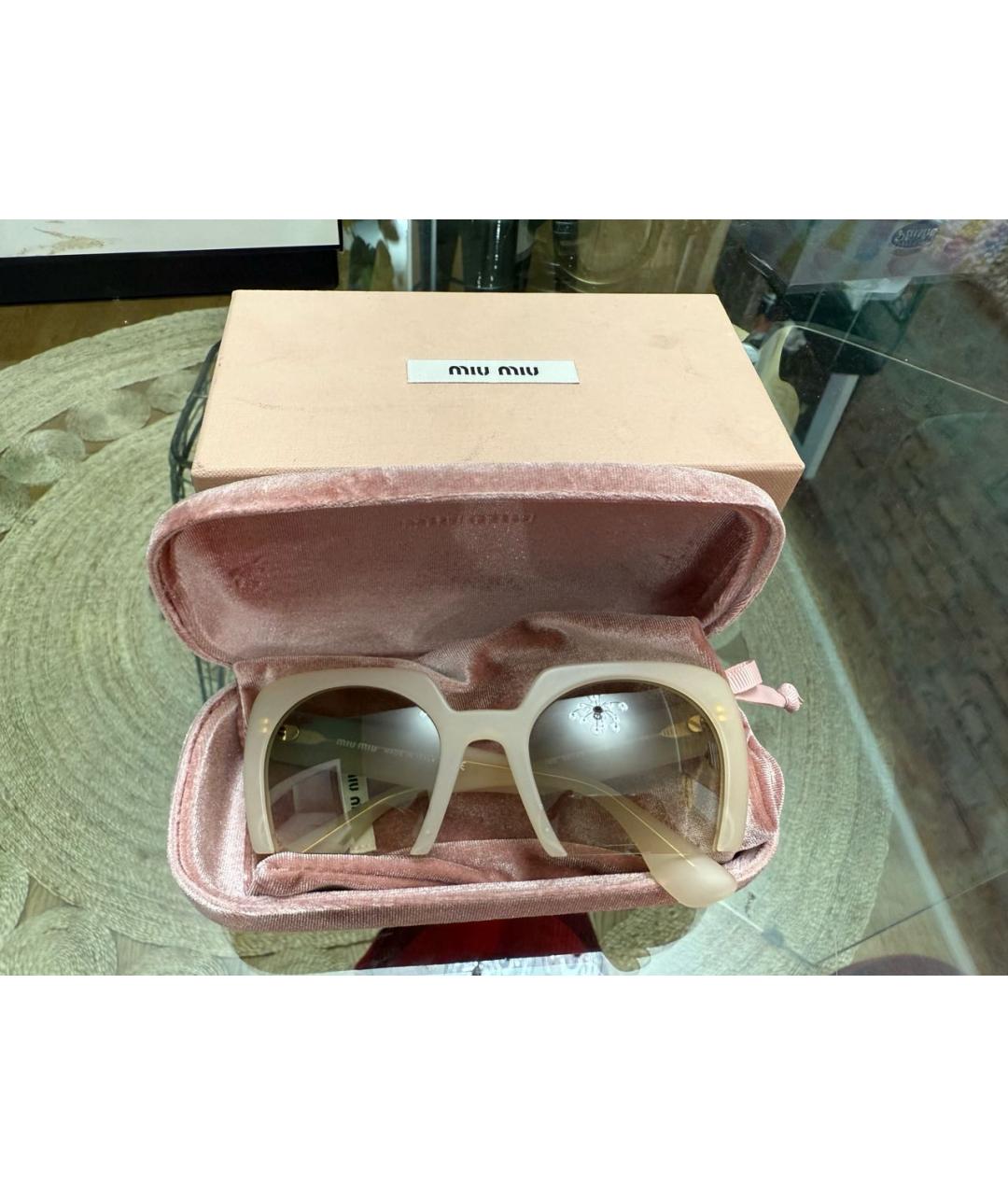 MIU MIU Бежевые пластиковые солнцезащитные очки, фото 4