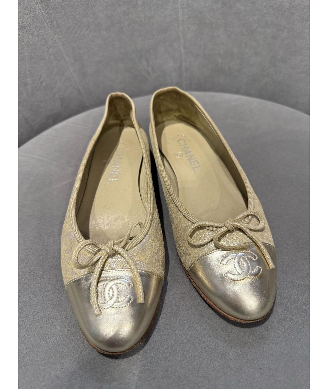 CHANEL Золотые кожаные балетки, фото 2