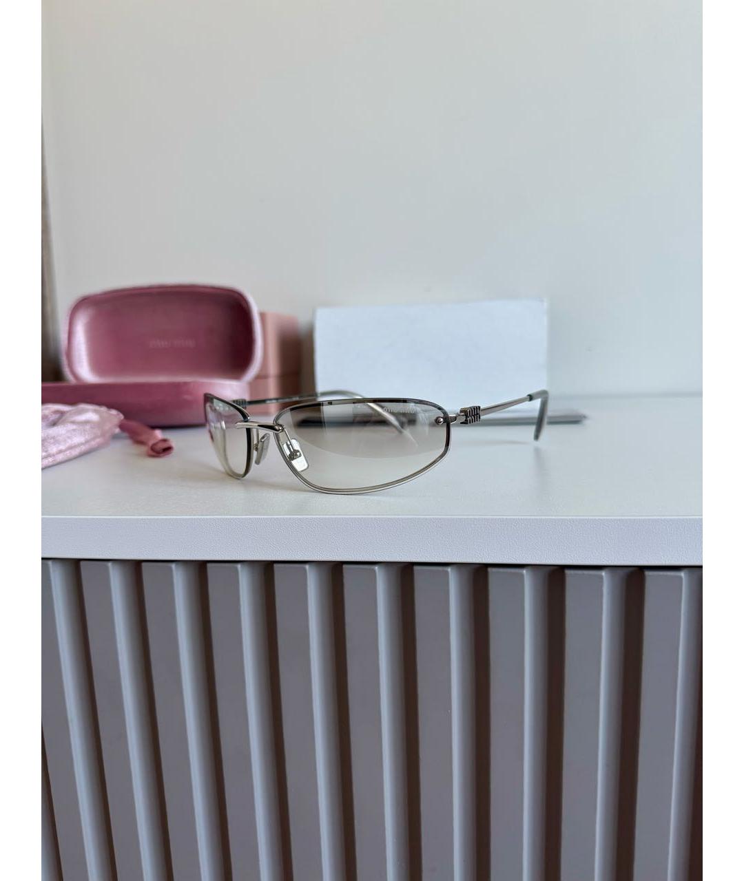 MIU MIU Серебряные пластиковые солнцезащитные очки, фото 3