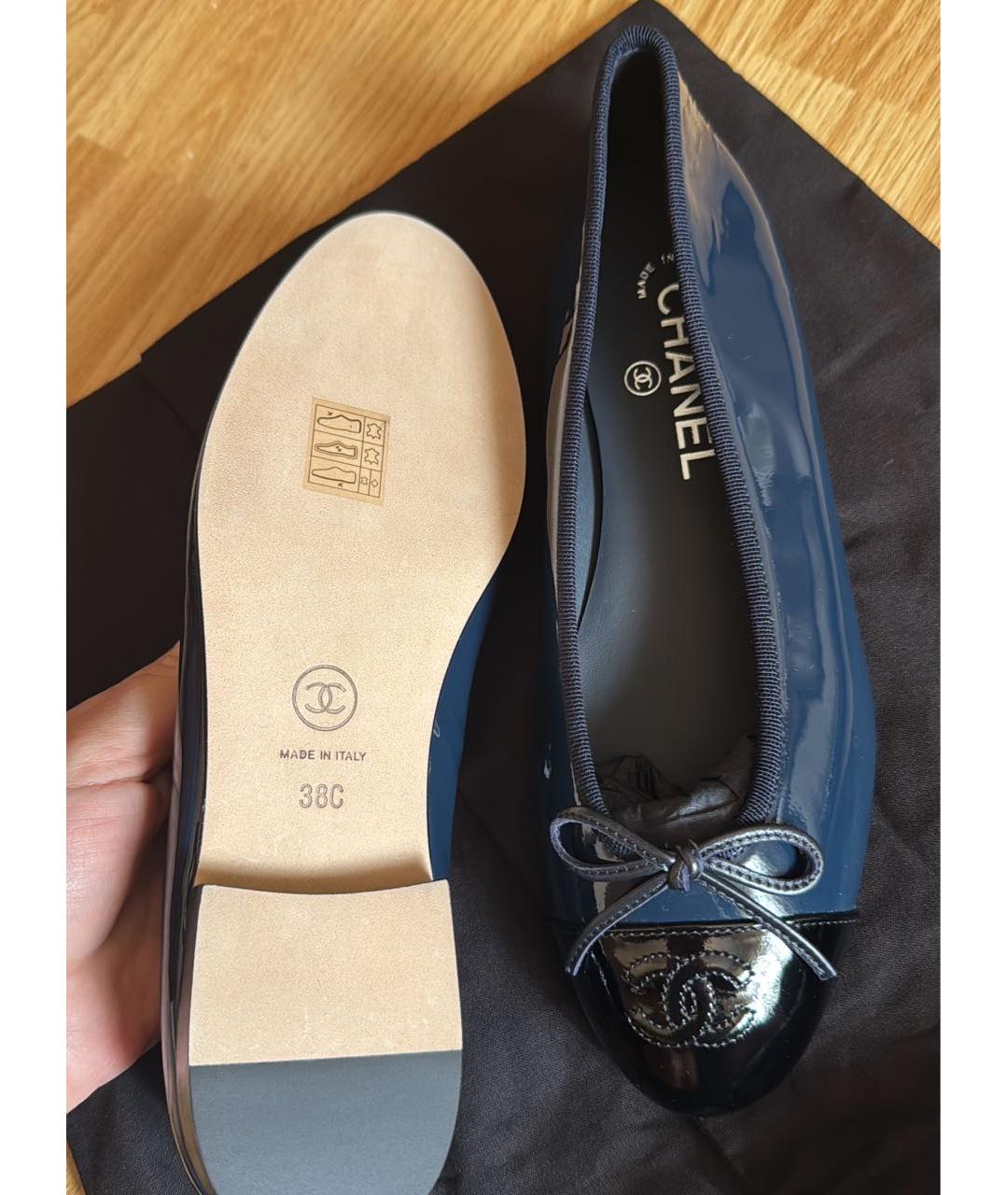 CHANEL Темно-синие балетки из лакированной кожи, фото 5