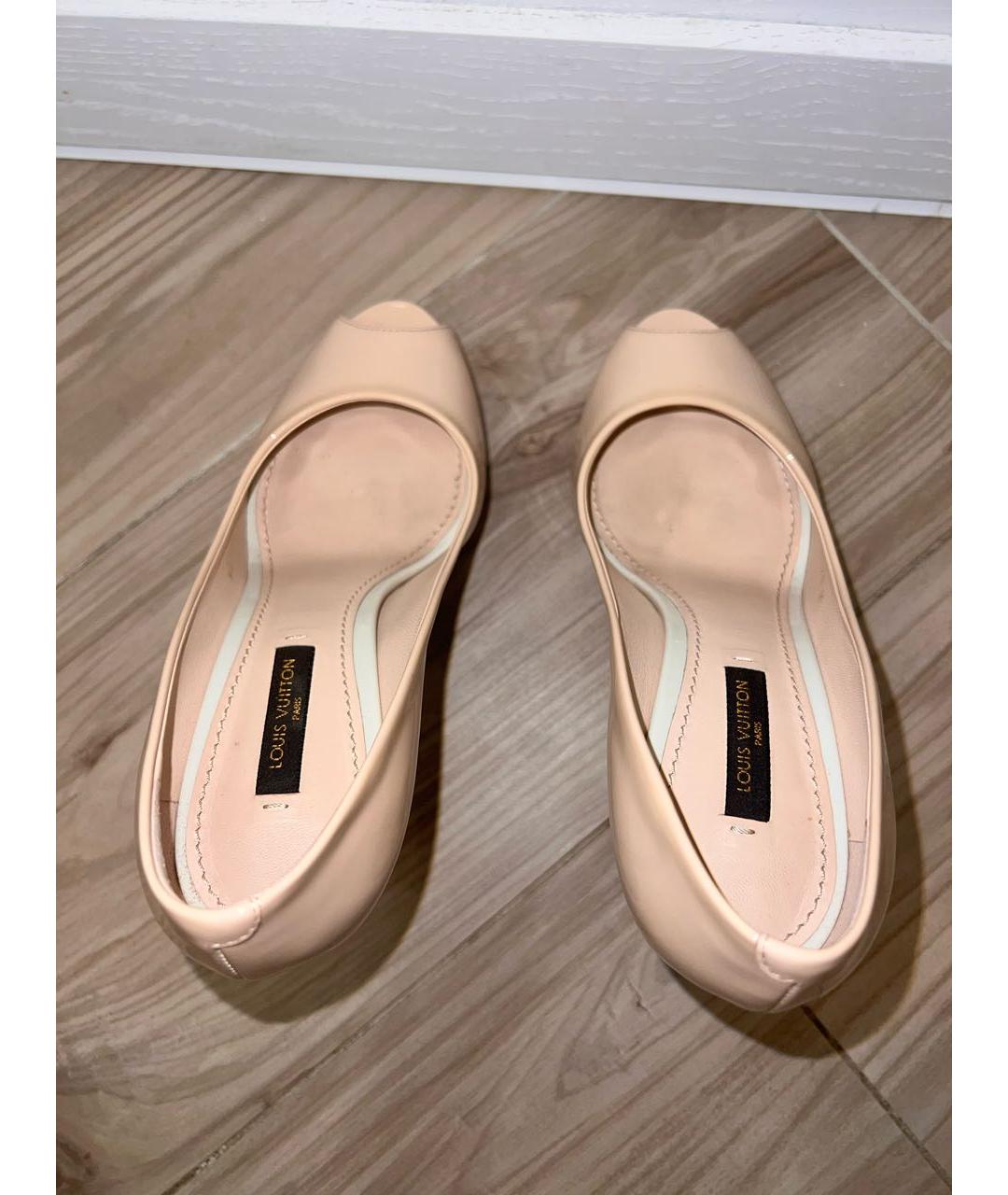 LOUIS VUITTON Бежевые босоножки из лакированной кожи, фото 3