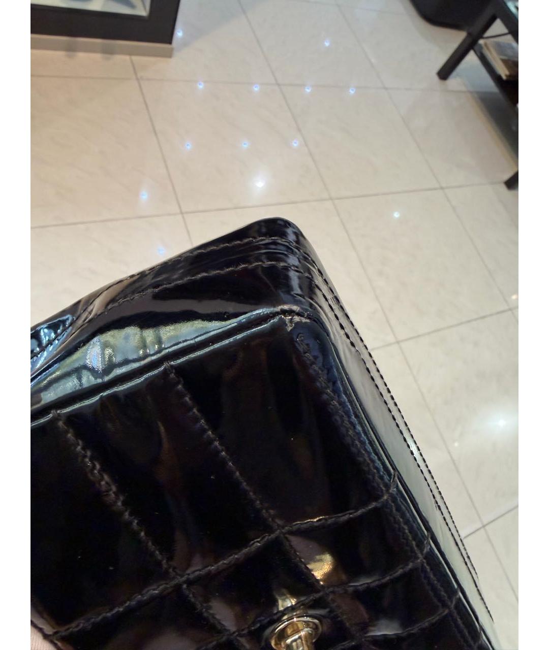 CHANEL Черная сумка через плечо из лакированной кожи, фото 8