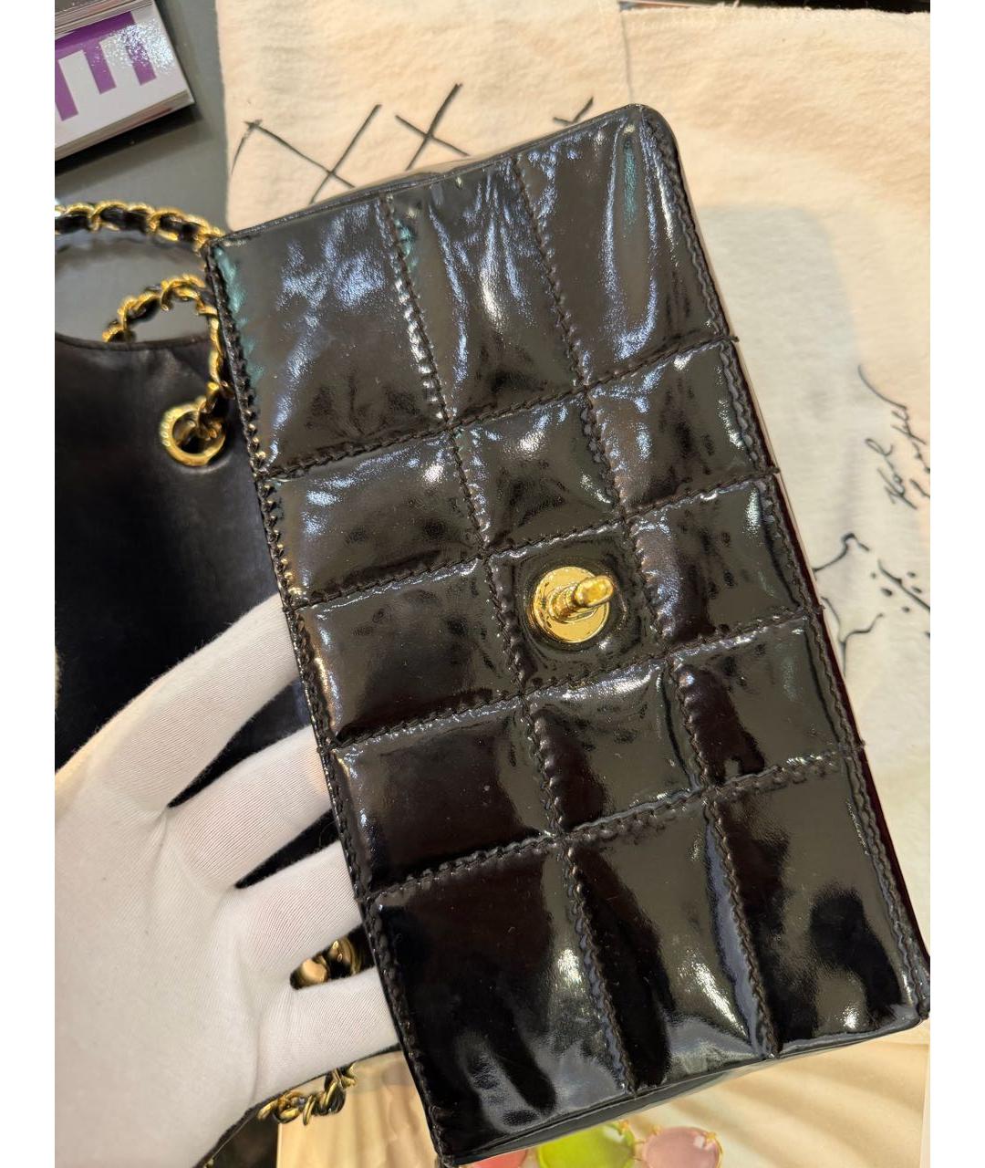 CHANEL Черная сумка через плечо из лакированной кожи, фото 5