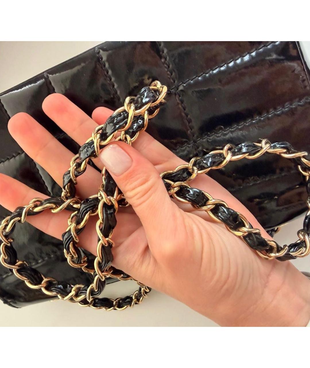 CHANEL Черная сумка через плечо из лакированной кожи, фото 5
