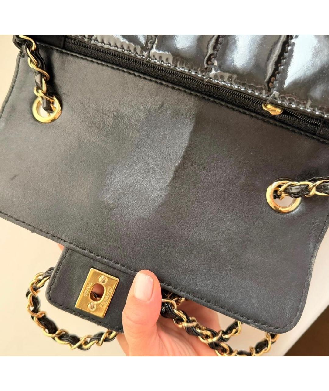 CHANEL Черная сумка через плечо из лакированной кожи, фото 4
