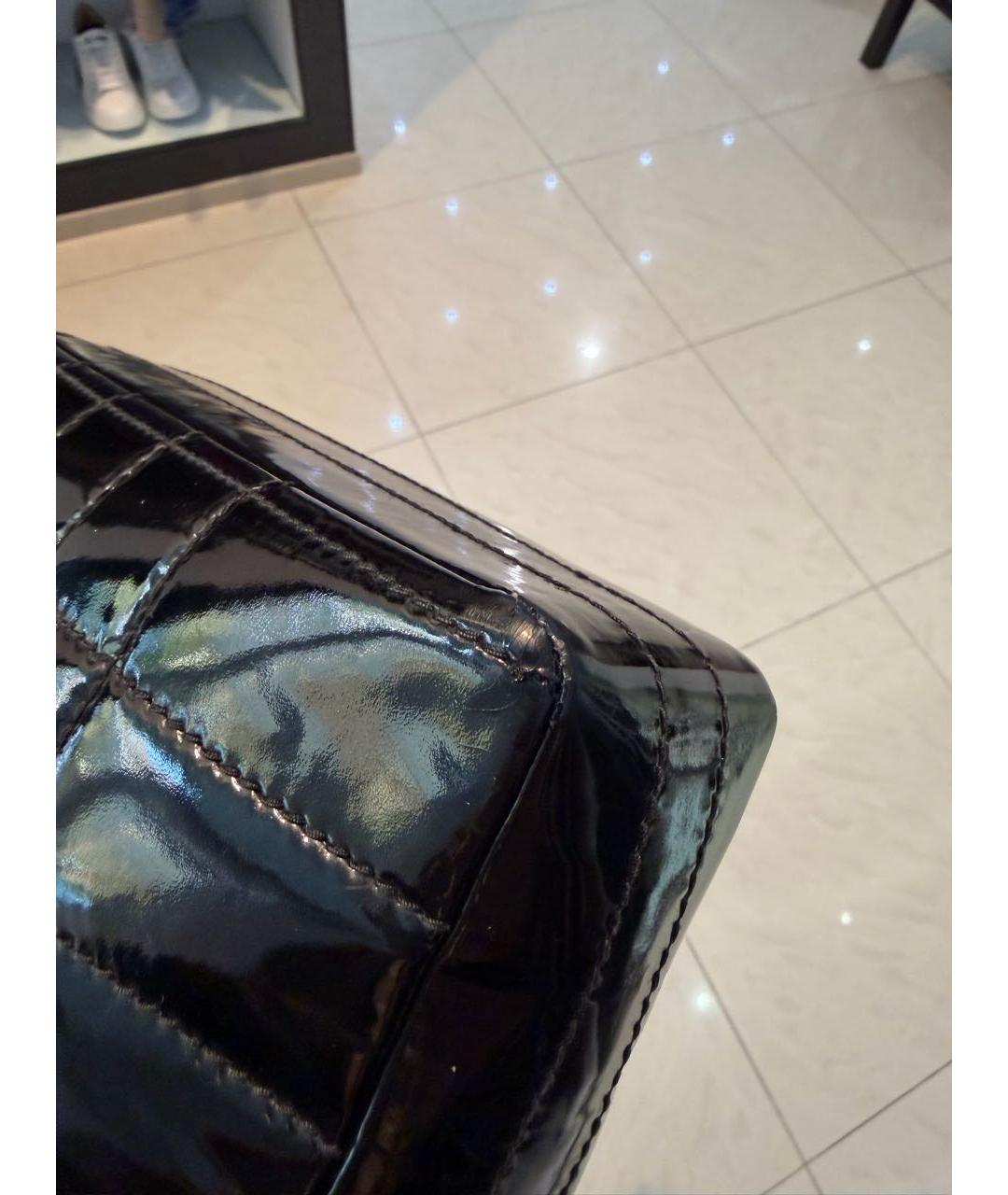 CHANEL Черная сумка через плечо из лакированной кожи, фото 4