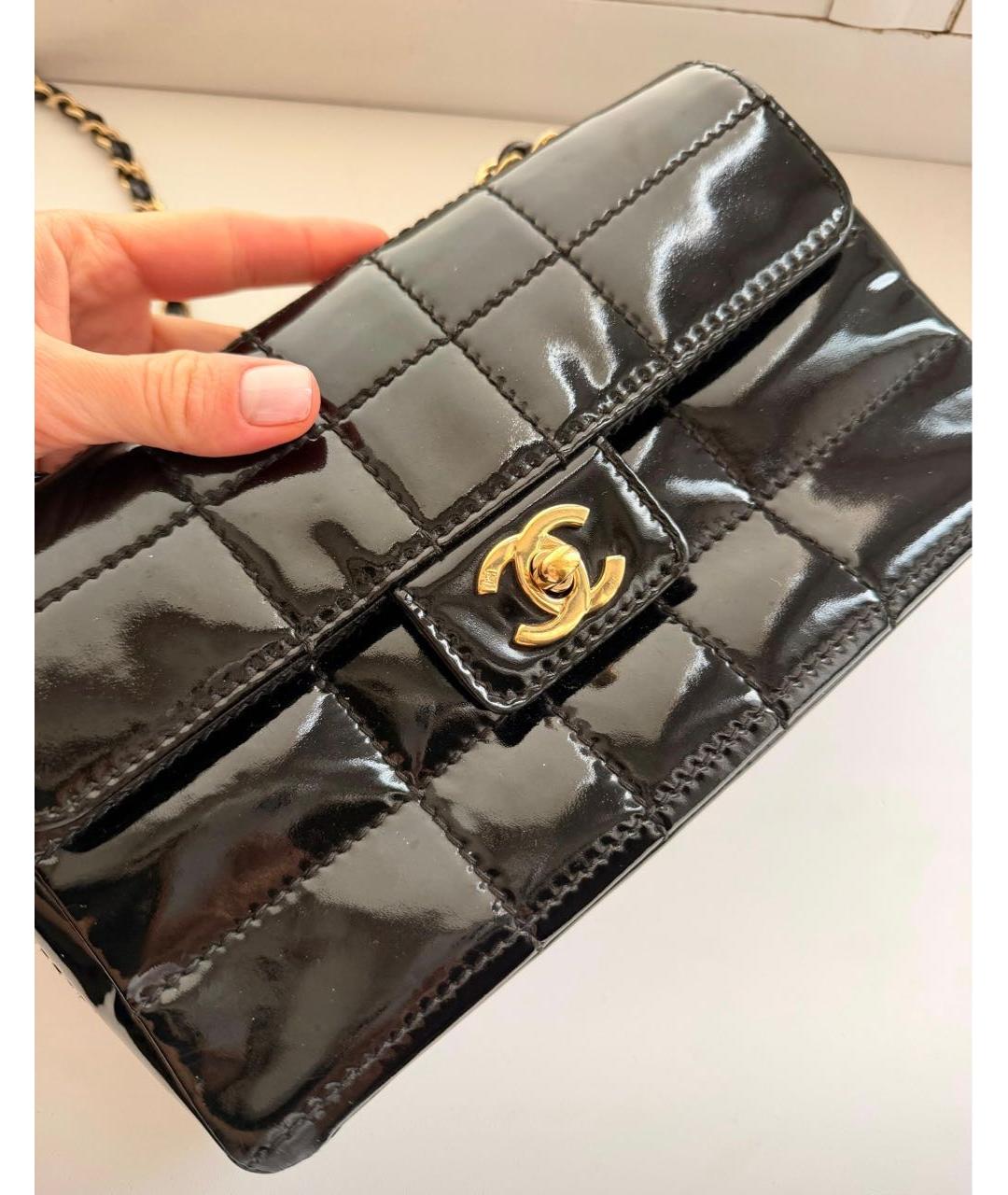 CHANEL Черная сумка через плечо из лакированной кожи, фото 2