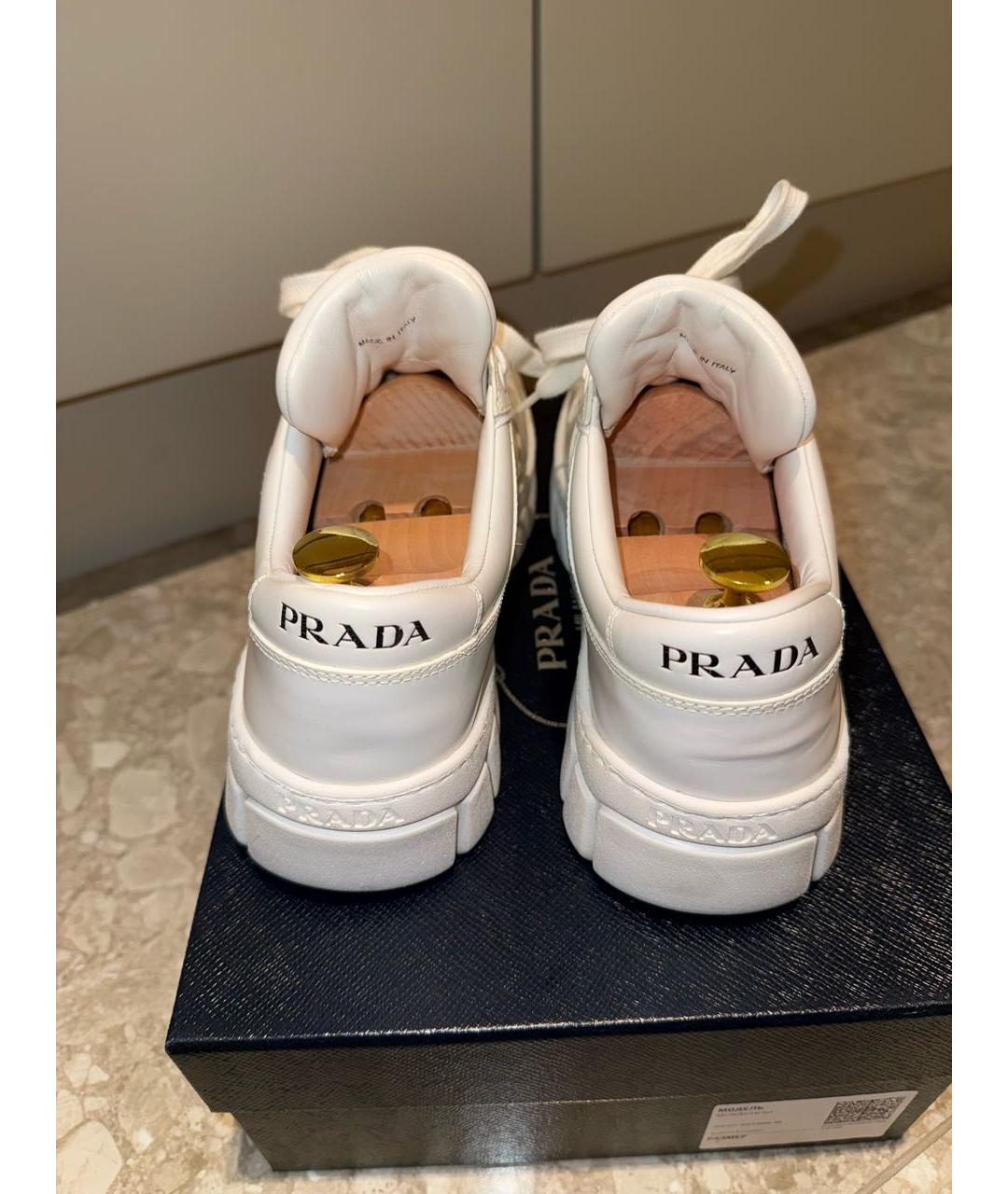 PRADA Белые кожаные низкие кроссовки / кеды, фото 3