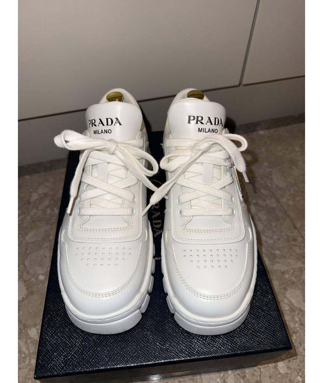 PRADA Белые кожаные низкие кроссовки / кеды, фото 2