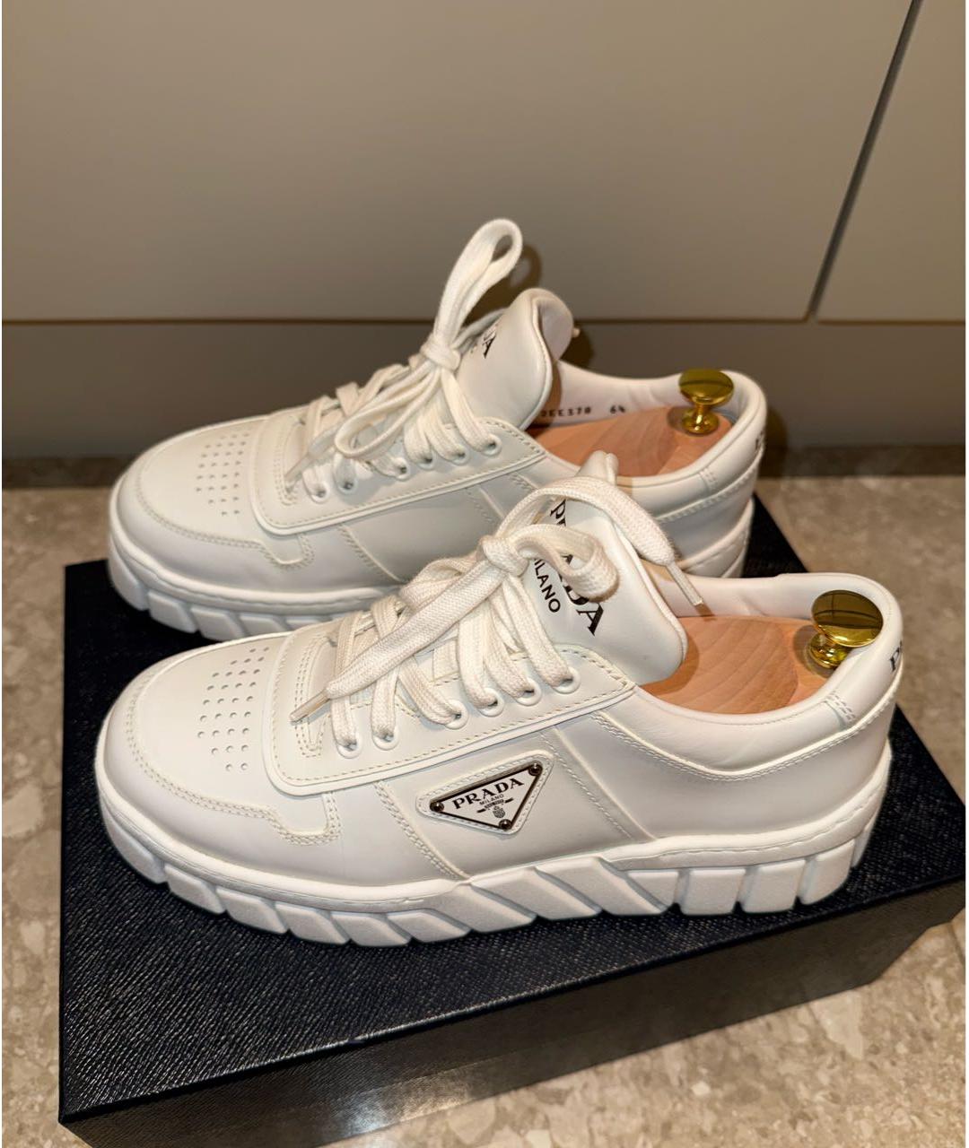 PRADA Белые кожаные низкие кроссовки / кеды, фото 4