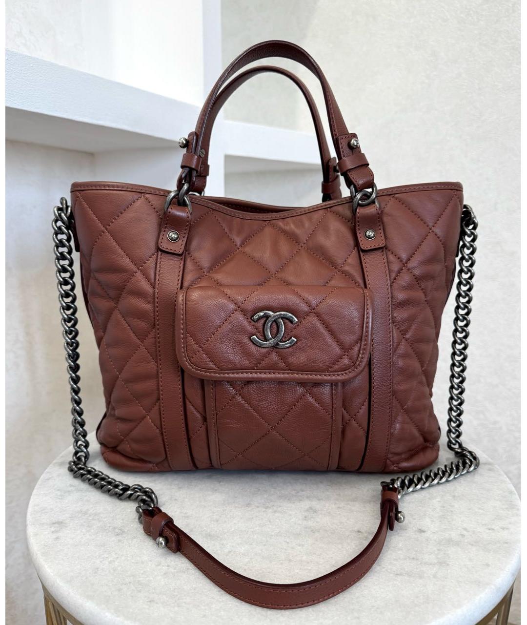 CHANEL Коричневая кожаная сумка с короткими ручками, фото 4