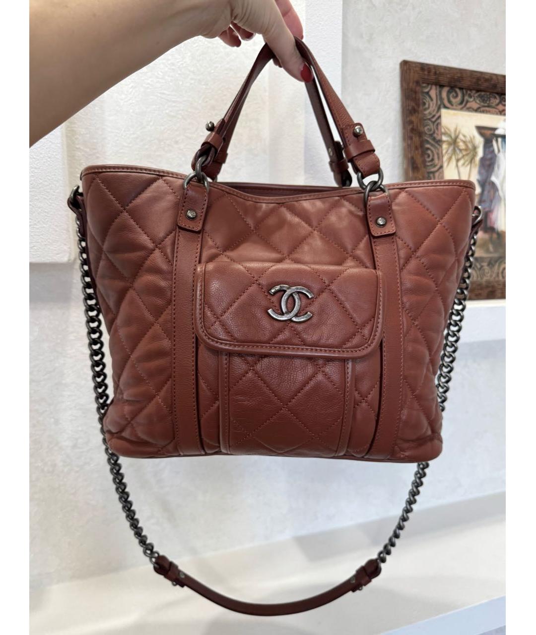 CHANEL Коричневая кожаная сумка с короткими ручками, фото 5