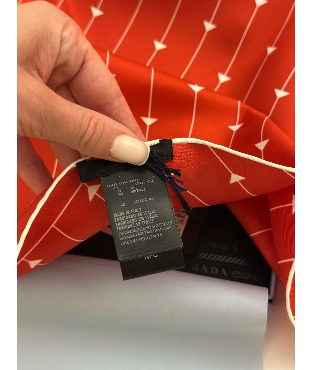 PRADA Красный шелковый платок, фото 2