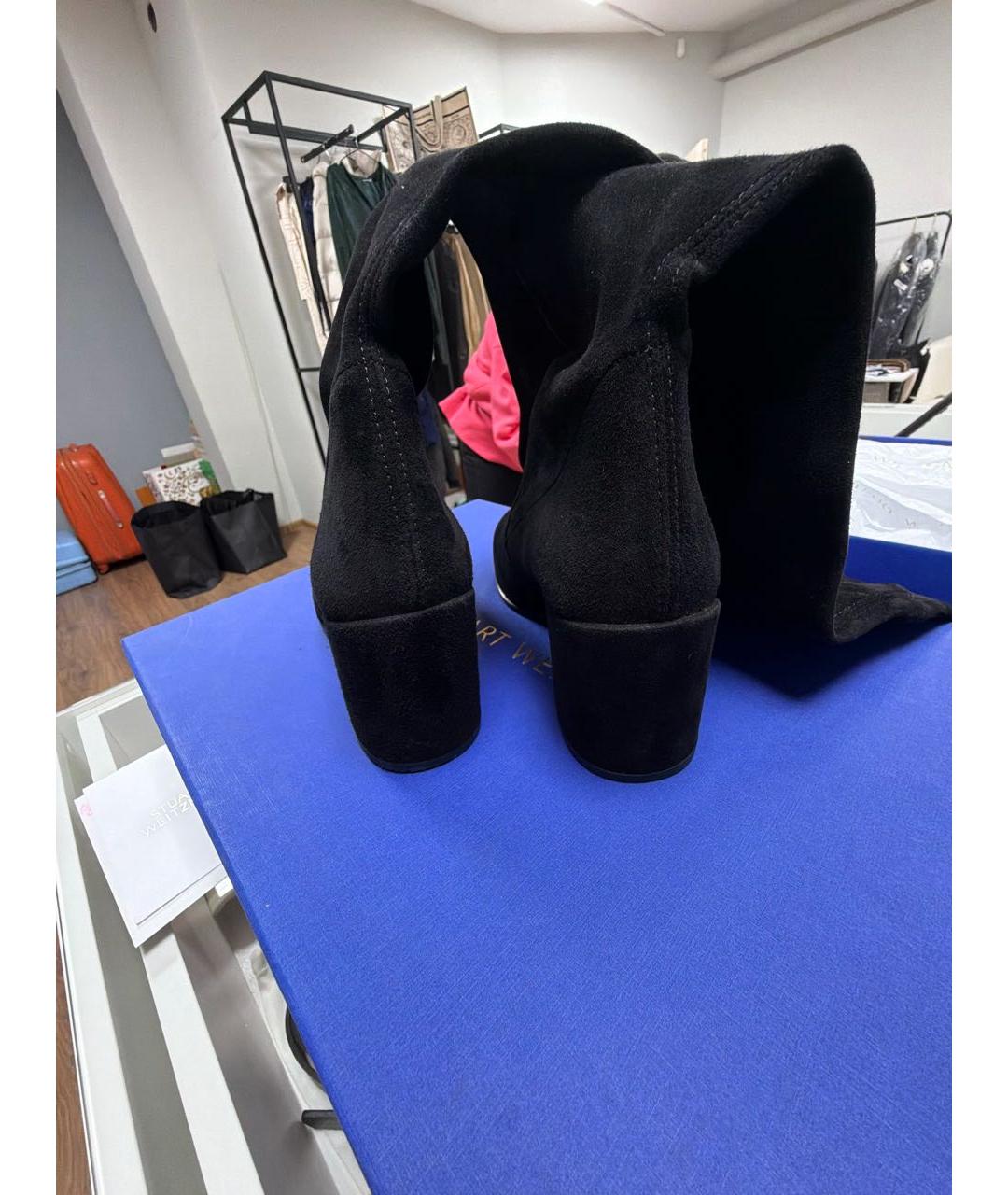 STUART WEITZMAN Черные замшевые ботфорты, фото 4