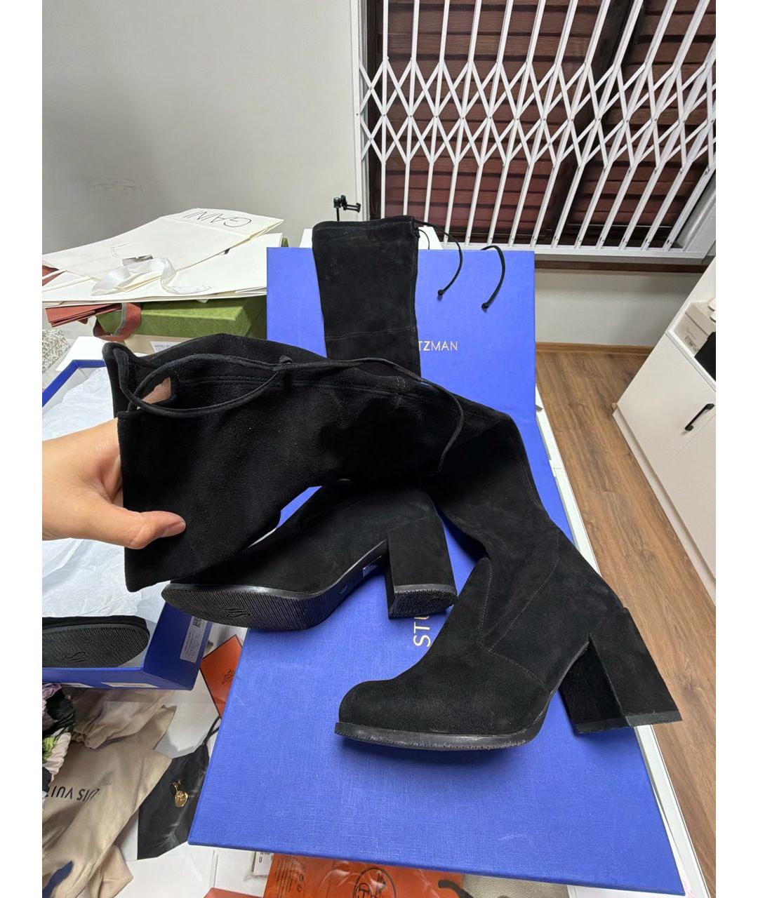 STUART WEITZMAN Черные замшевые ботфорты, фото 6