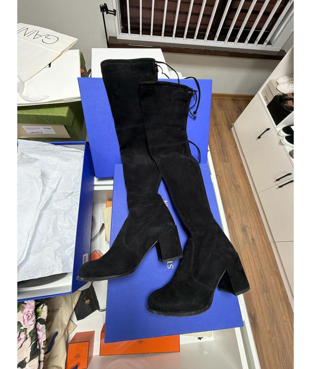 STUART WEITZMAN Черные замшевые ботфорты, фото 5