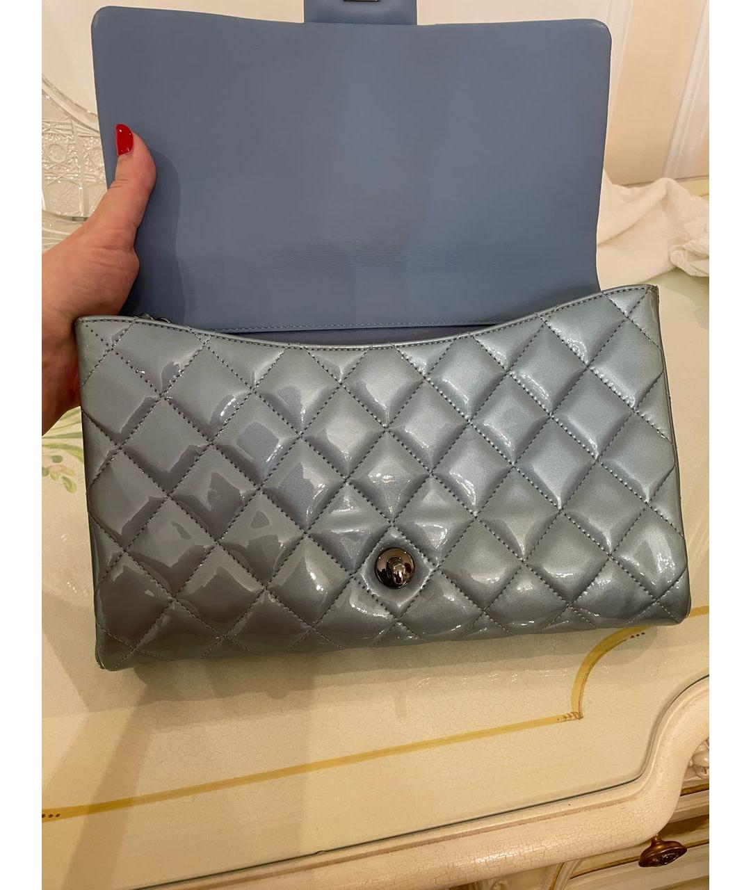 CHANEL Голубая сумка через плечо из лакированной кожи, фото 4