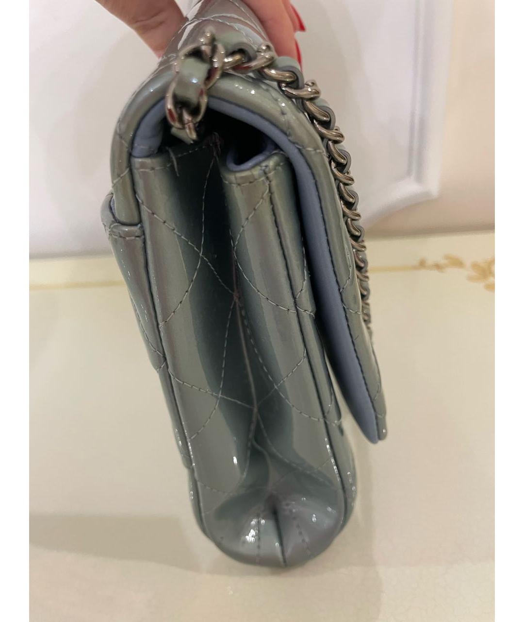 CHANEL Голубая сумка через плечо из лакированной кожи, фото 2