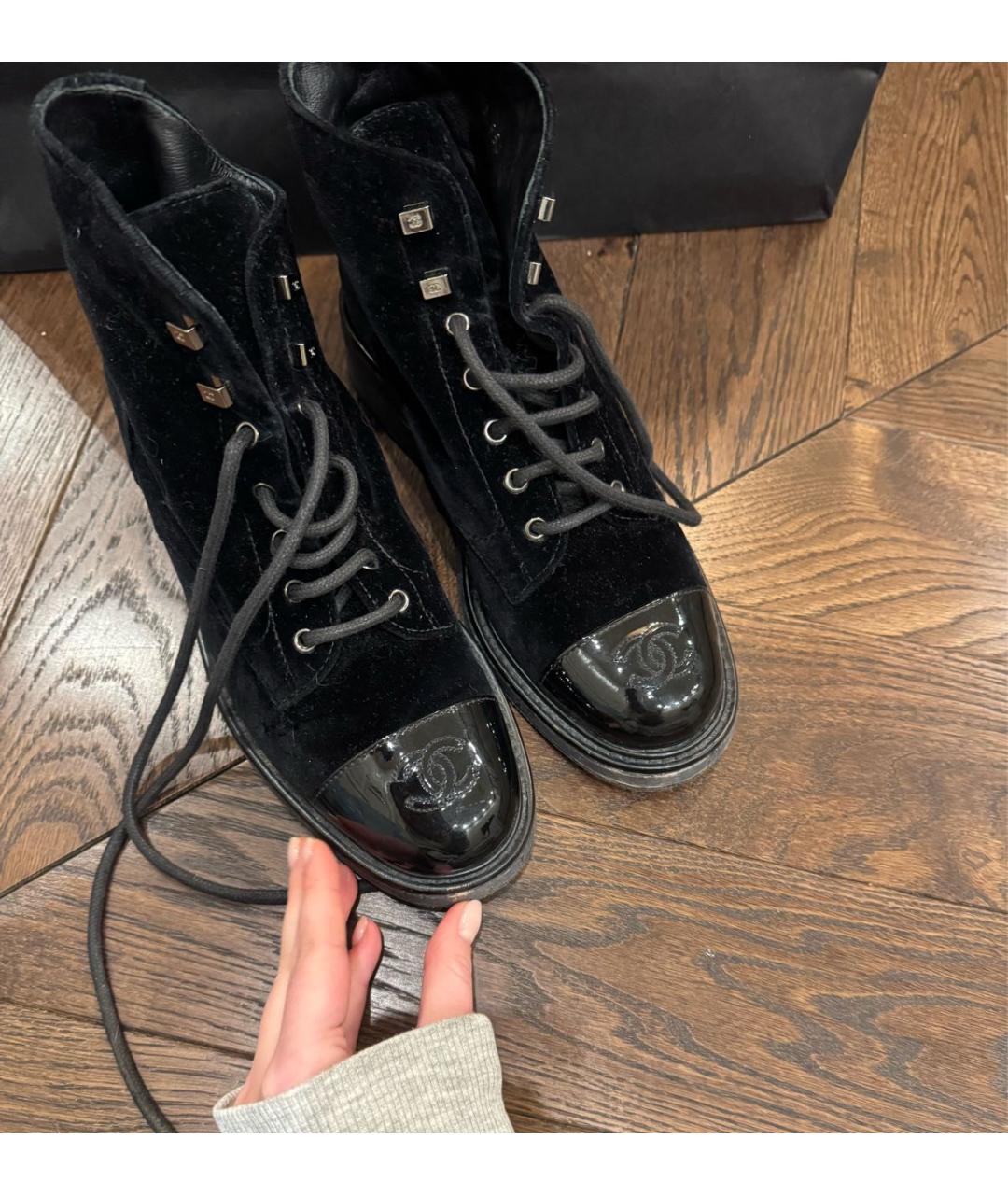 CHANEL Черные бархатные ботинки, фото 5