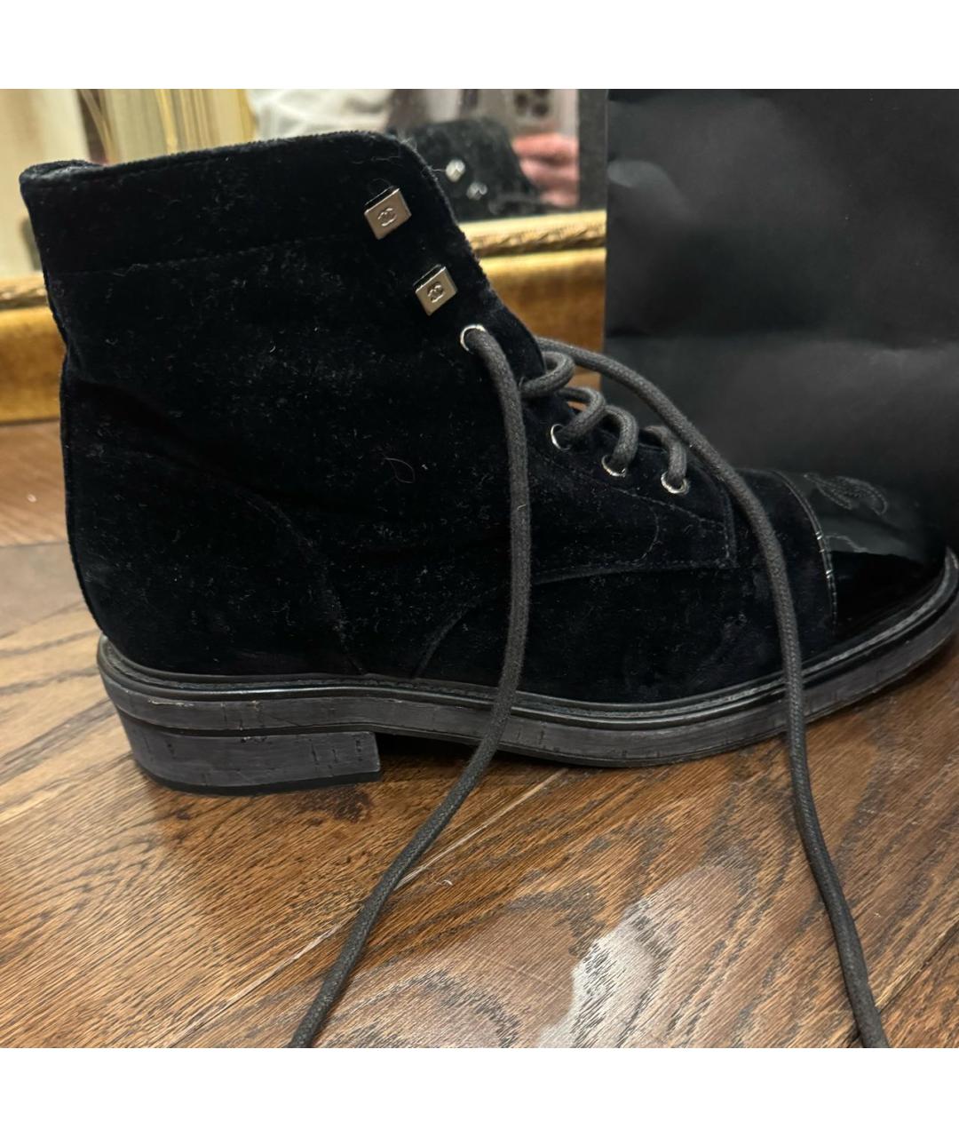 CHANEL Черные бархатные ботинки, фото 6