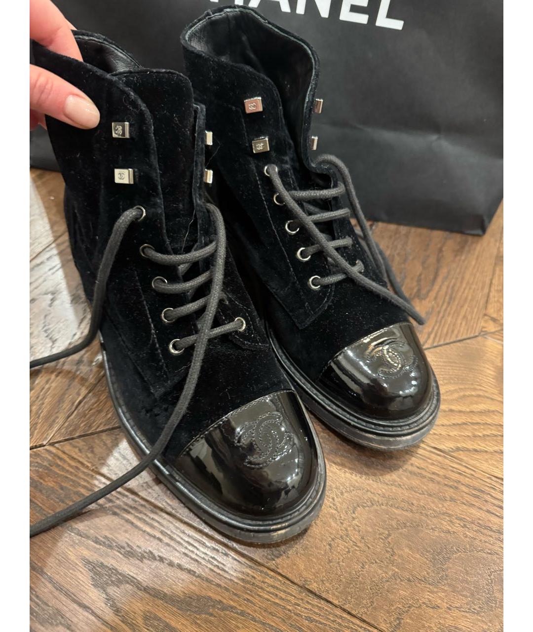 CHANEL Черные бархатные ботинки, фото 2