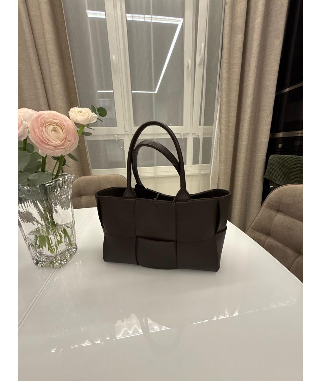 BOTTEGA VENETA Коричневая кожаная сумка с короткими ручками, фото 3