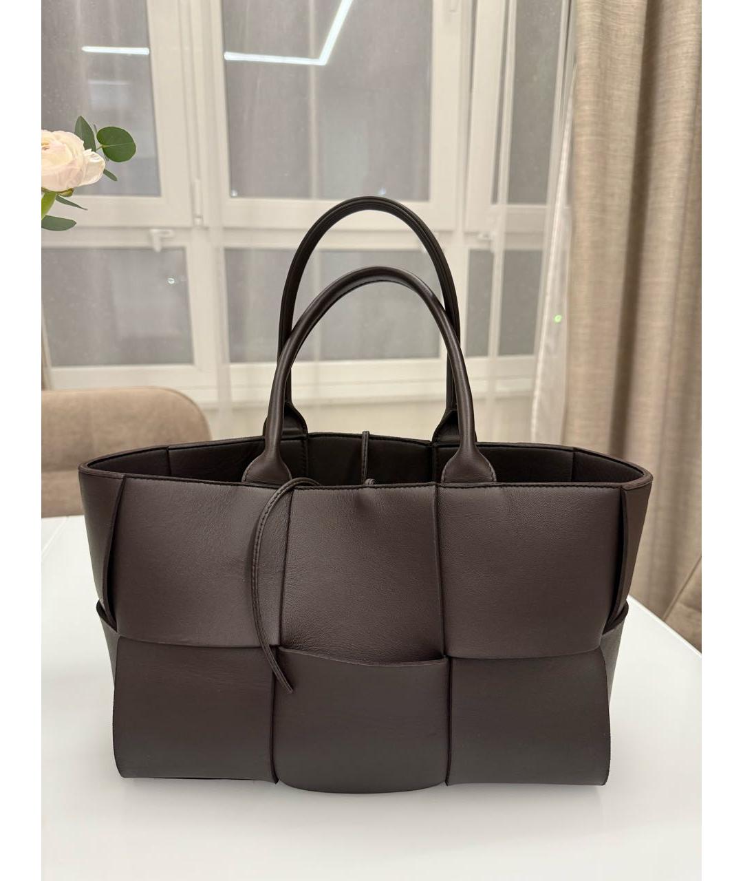 BOTTEGA VENETA Коричневая кожаная сумка с короткими ручками, фото 8