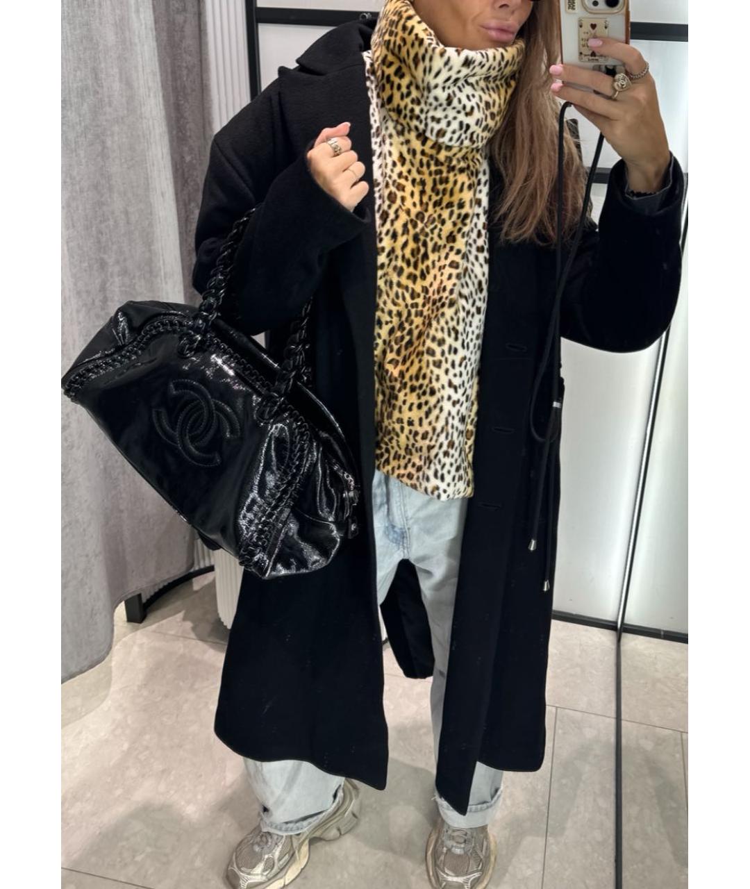 CHANEL Черная сумка с короткими ручками из лакированной кожи, фото 3