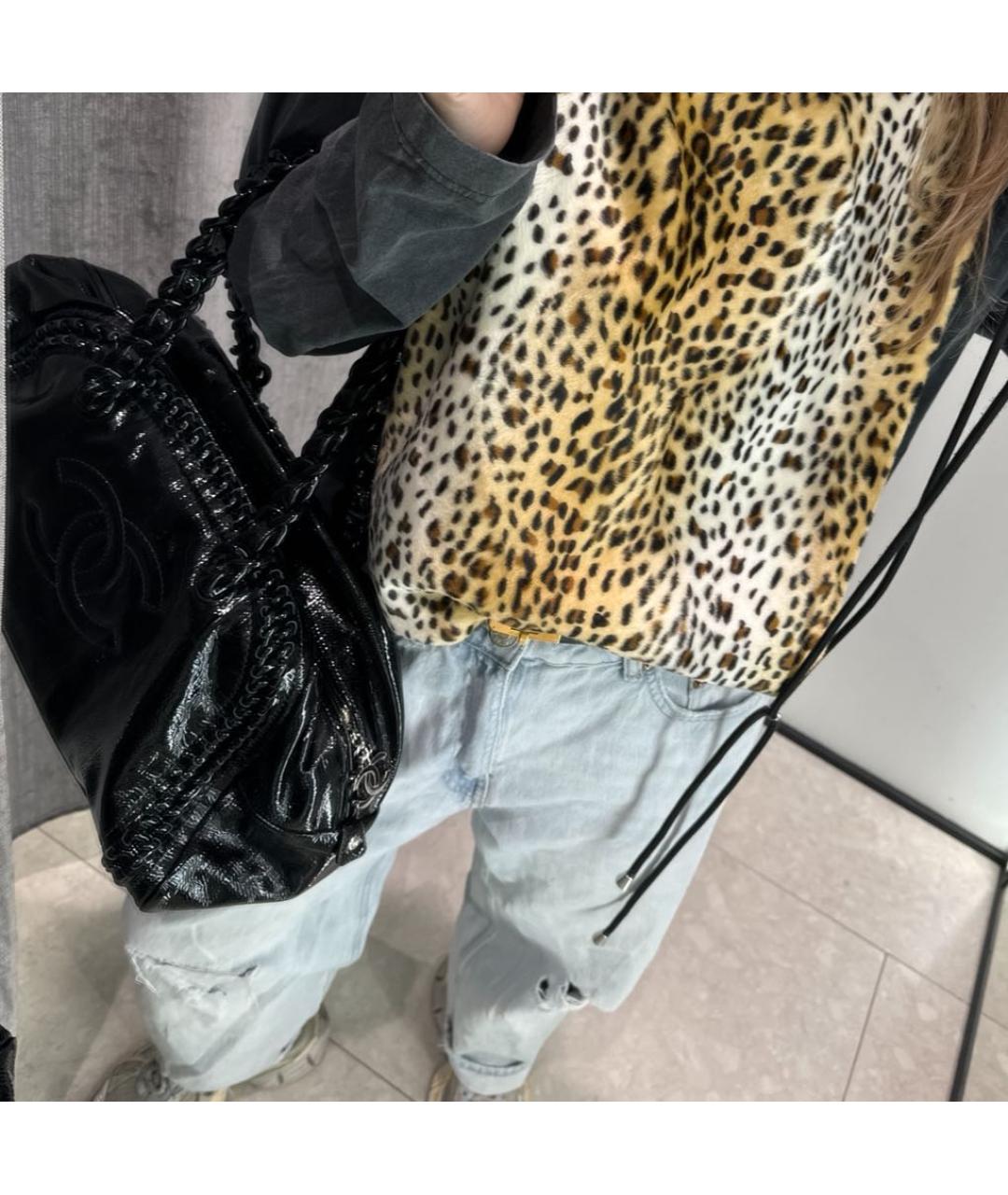 CHANEL Черная сумка с короткими ручками из лакированной кожи, фото 5