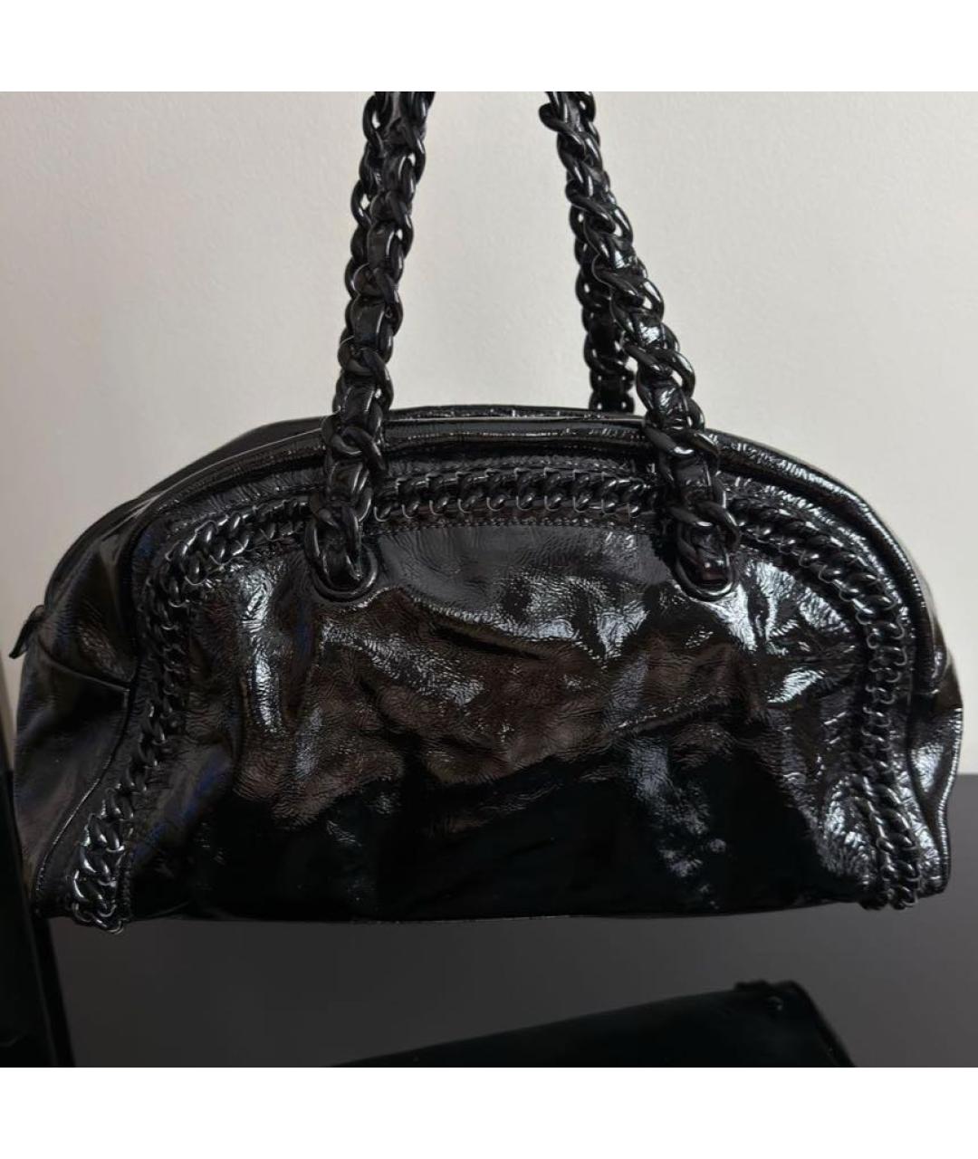 CHANEL Черная сумка с короткими ручками из лакированной кожи, фото 2
