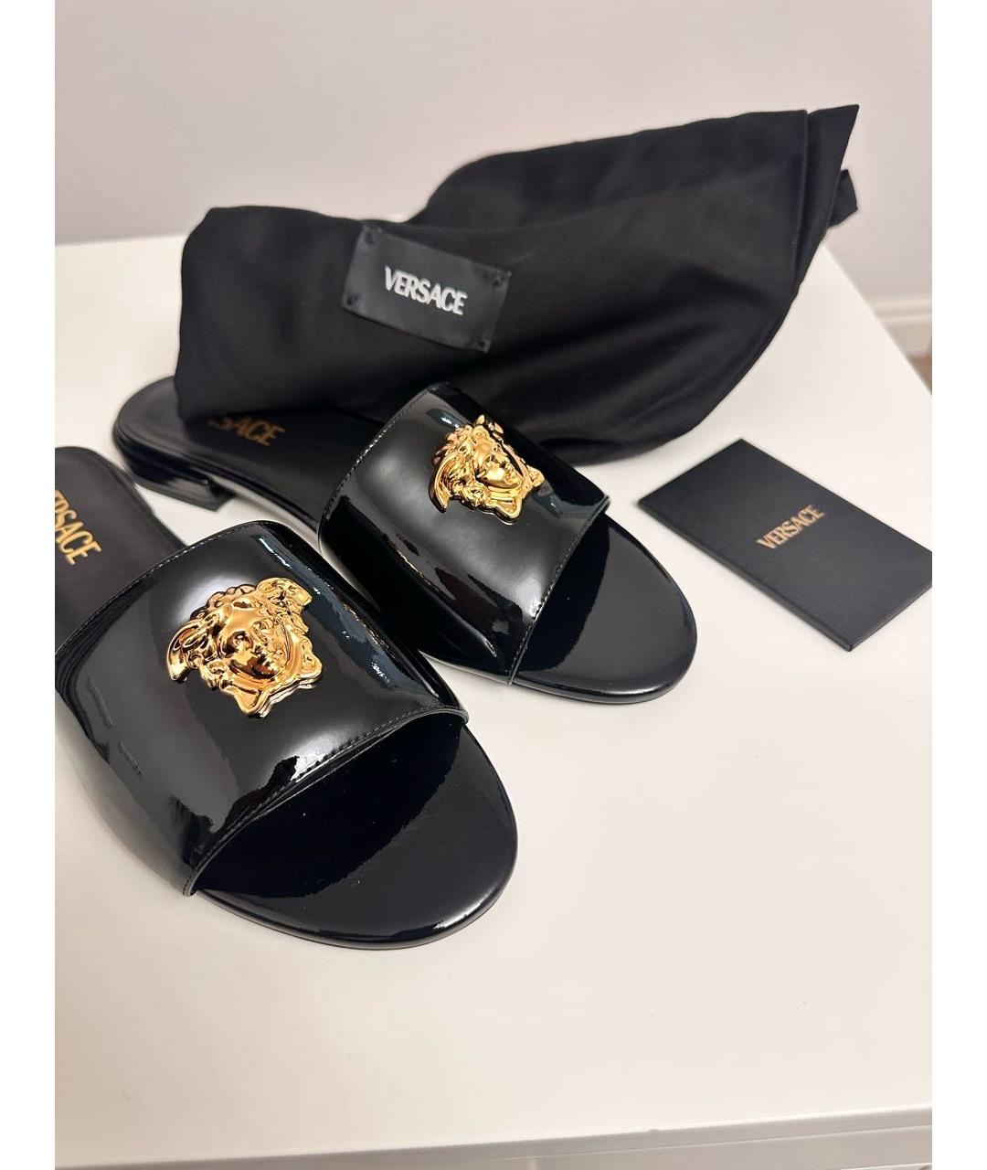 VERSACE Черные шлепанцы из лакированной кожи, фото 7