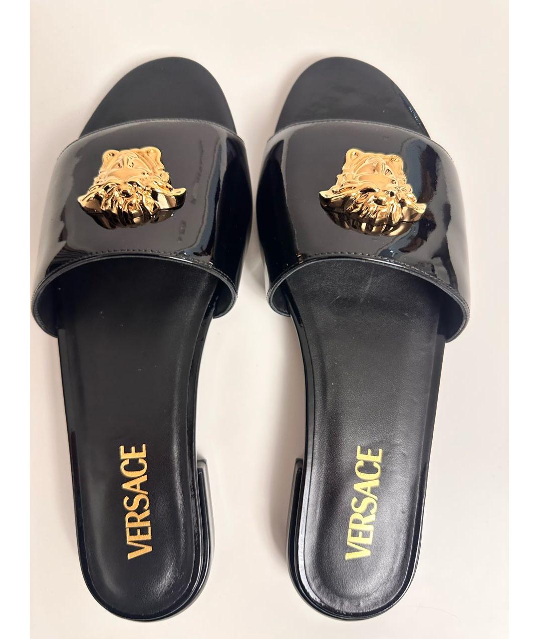 VERSACE Черные шлепанцы из лакированной кожи, фото 3