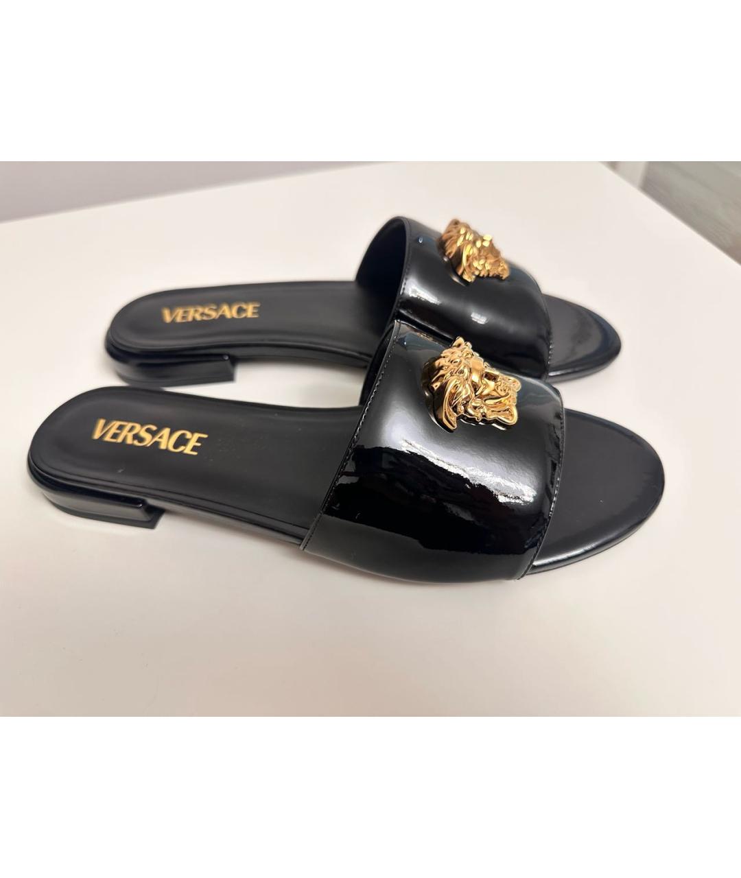 VERSACE Черные шлепанцы из лакированной кожи, фото 8