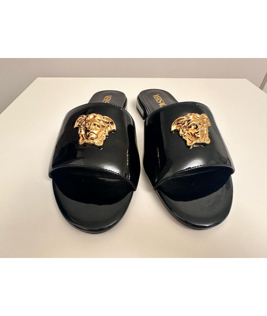 VERSACE Черные шлепанцы из лакированной кожи, фото 2