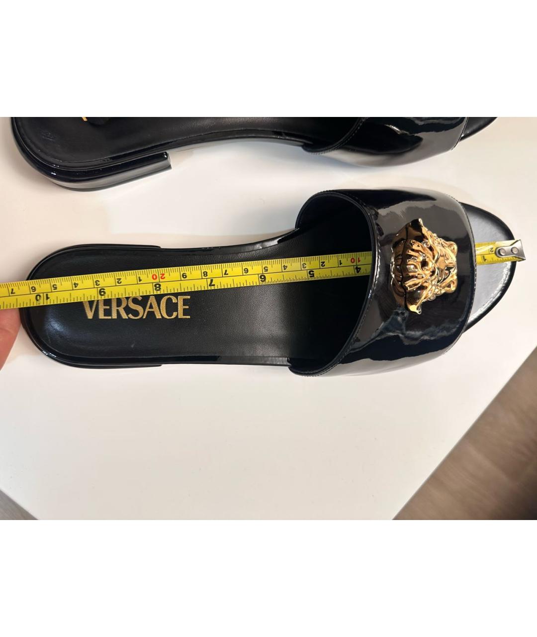 VERSACE Черные шлепанцы из лакированной кожи, фото 6