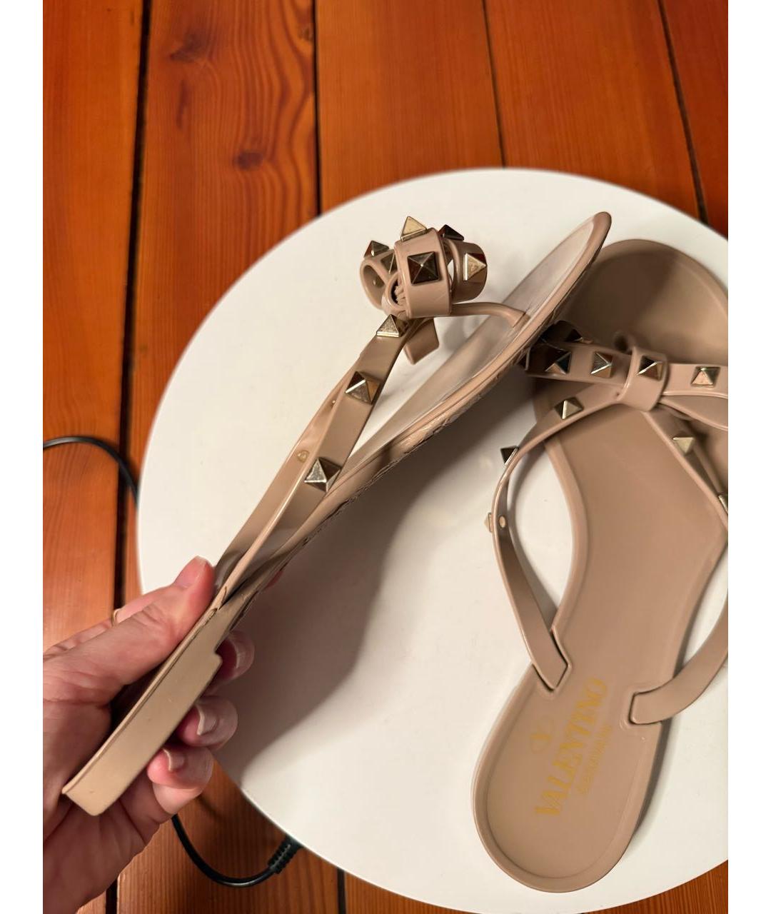 VALENTINO Бежевые резиновые шлепанцы, фото 2