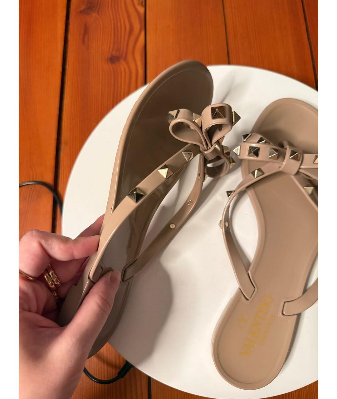 VALENTINO Бежевые резиновые шлепанцы, фото 5