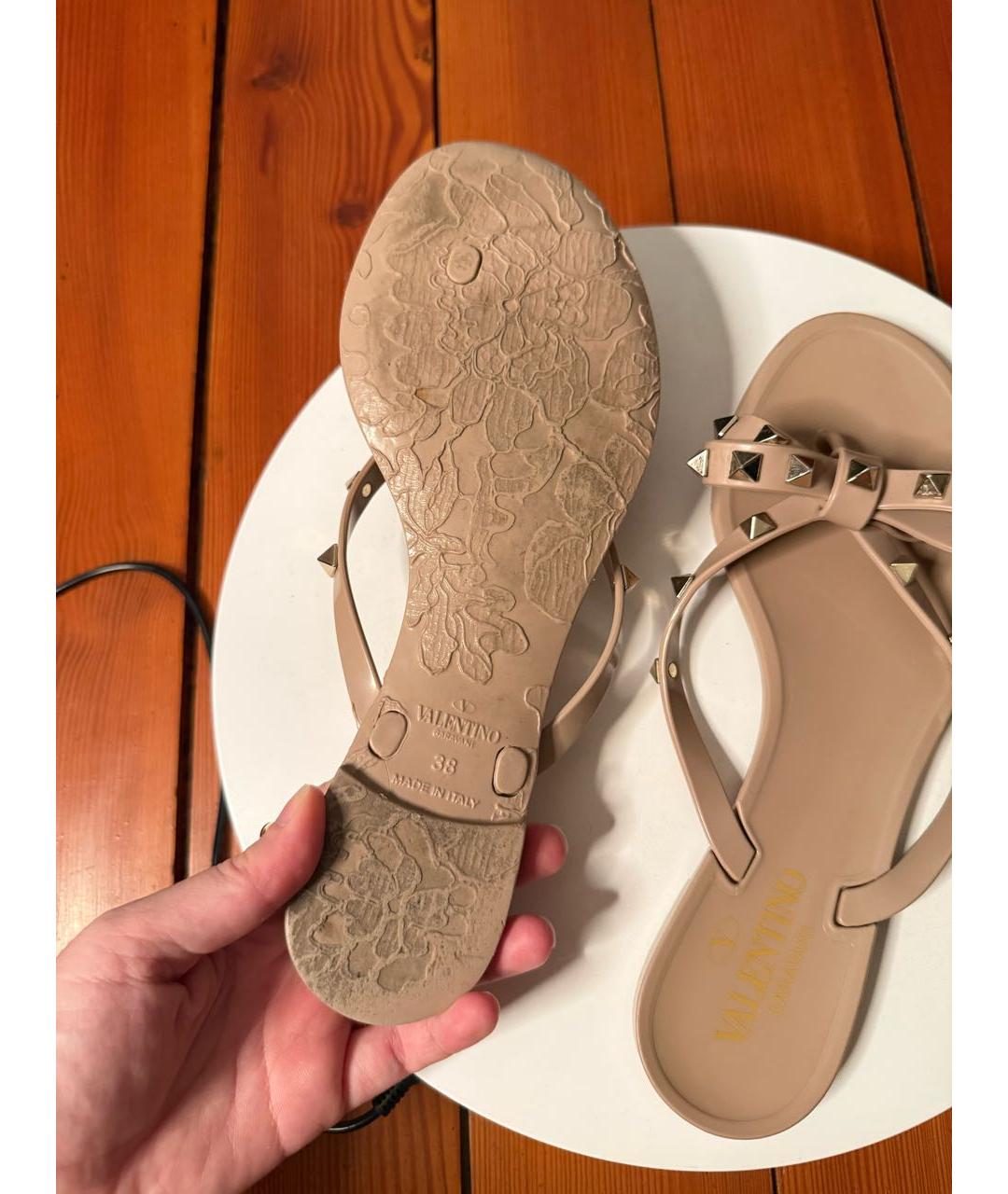 VALENTINO Бежевые резиновые шлепанцы, фото 6